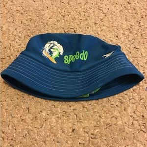 SPEEDO BUCKET HAT SZ S M BOYS UV 50 SHARK BEACH CUTE EUC CHIN STRAP